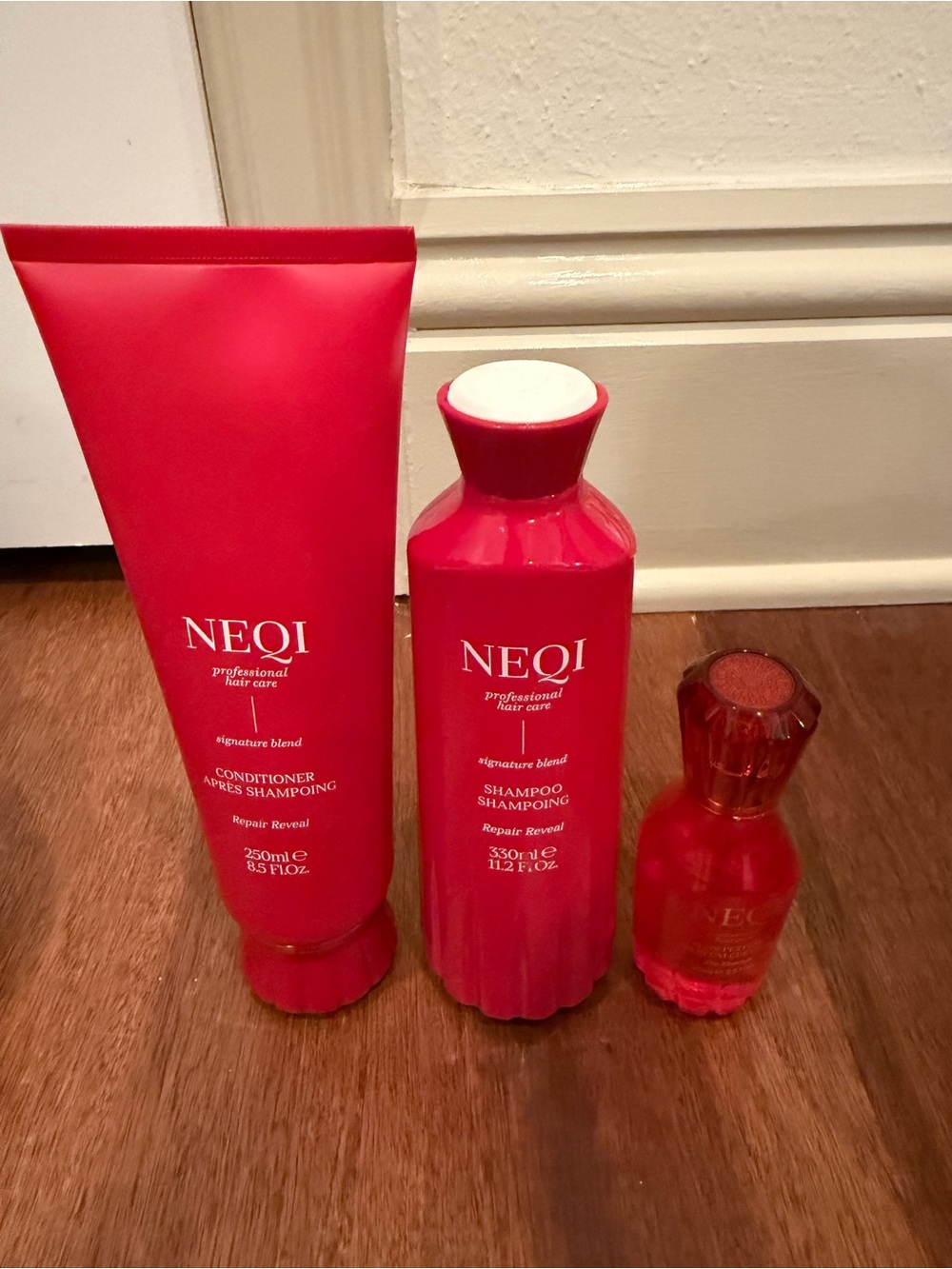 Neqi  Reveal Shower Set in Bright Red - Shampoo, Conditioner & spray for Neqi